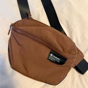 Lululemon Clean Lines belt bag 2L